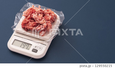 豚肉のこま切れを量る。タンパク量、タンパク摂取量、動物性たんぱく質、栄養価、豚肉を買うなど 豚肉のこま切れを量る。タンパク量、タンパク摂取量、動物性たんぱく質、栄養価、豚肉を買うなど 129550215