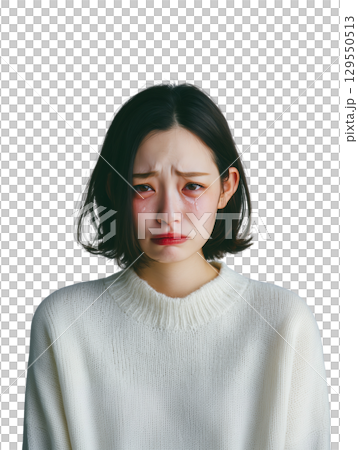 泣き顔の若い日本女性（背景透過PNG）／感情表現・涙・悲しみ 129550513