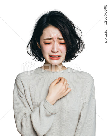 泣き顔の若い日本女性（背景透過PNG）／感情表現・涙・悲しみ 129550609