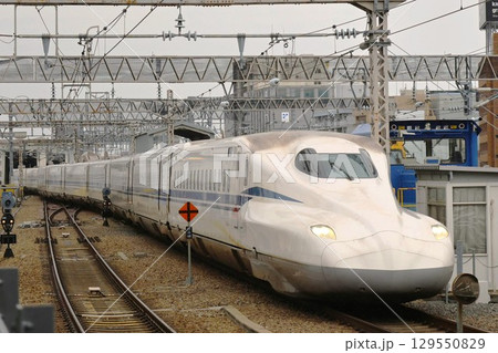 駅に進入する東海道新幹線のぞみ 駅に進入する東海道新幹線のぞみ 129550829