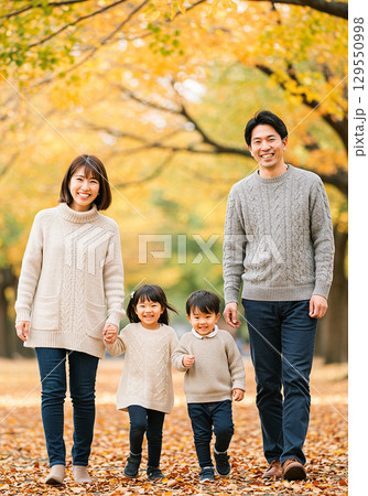 秋の公園を家族で散歩する幸せな時間（日本人家族） 129550998