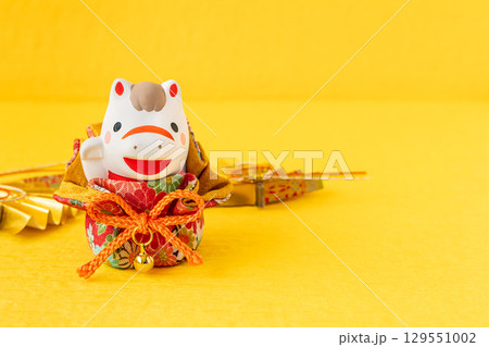 2026年午年の干支　可愛い年賀状素材　黄色い和紙背景 129551002