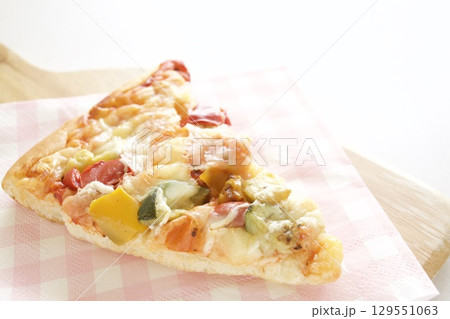 カラフル野菜とベーコンのピザ 129551063