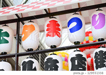 仙台七夕祭りの色鮮やかな飾り 129551338