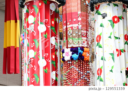仙台七夕祭りの色鮮やかな飾り 129551339