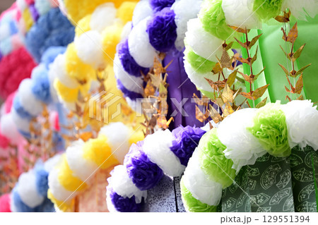 仙台七夕祭りの色鮮やかな飾り 129551394