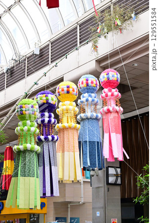仙台七夕祭りの色鮮やかな飾り 129551584