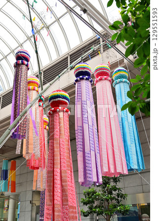 仙台七夕祭りの色鮮やかな飾り 129551593