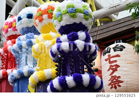 仙台七夕祭りの色鮮やかな飾り 129551625