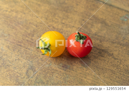 カラフルなミニトマトのイメージ (写真素材) カラフルなミニトマトのイメージ (写真素材) 129551654
