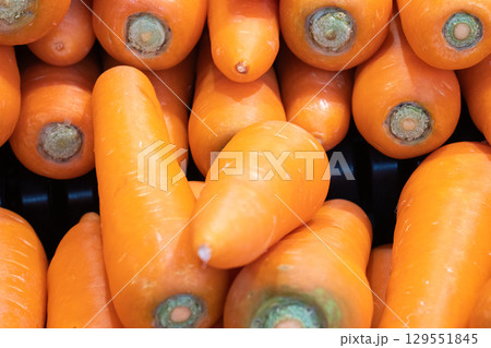 スーパで売られているニンジン 129551845