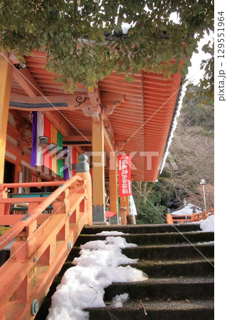 滋賀県琵琶湖　湖北の名所海津大崎と大崎寺 阿彌陀堂 129551964