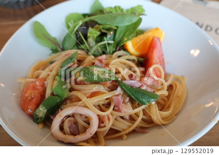 彩りと食感を楽しむ — イカとオクラの爽やかパスタプレート 129552019