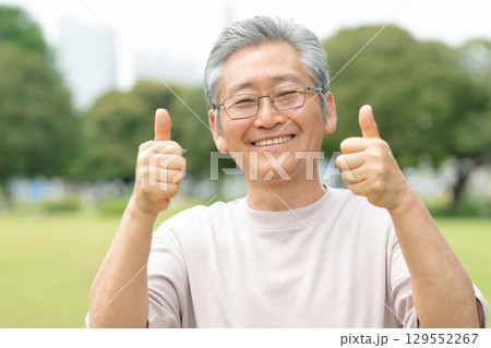 ガッツポーズをするシニア男性 129552267