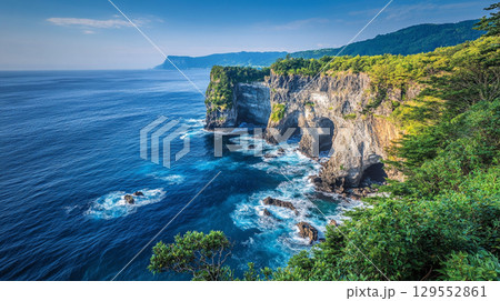 海岸の断崖絶壁と青い海の風景 129552861