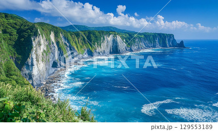 切り立つ断崖が続く青い海岸線 129553189