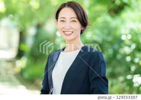 笑顔のビジネスウーマン 129553307