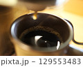 コーヒーを淹れる 129553483