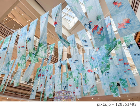 商業施設の吹き抜け空間に飾られた七夕飾り　吹き流し 129553495