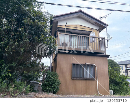 二階建て切妻屋根の一戸建て住宅 二階建て切妻屋根の一戸建て住宅 129553710