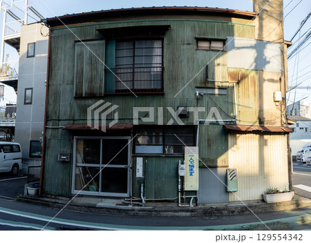 老朽化した工場、,日本の古い家,狭小住宅,一戸建て,一軒家,古い家,昭和建築, 老朽化した工場、,日本の古い家,狭小住宅,一戸建て,一軒家,古い家,昭和建築, 129554342