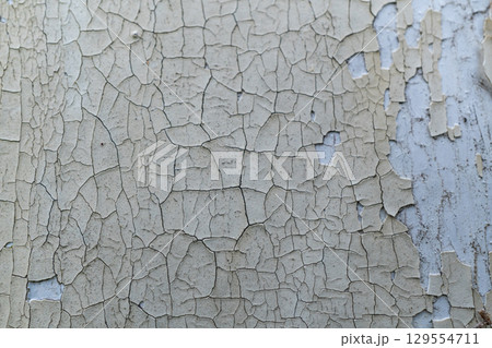 Close-up of weathered peeling paint on old wall surface 129554711