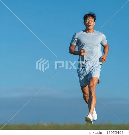 屋外で運動するアスリート 129554984