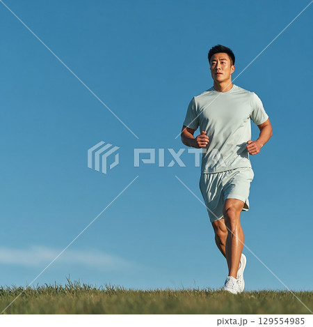 トレーニング中の男性の姿 129554985