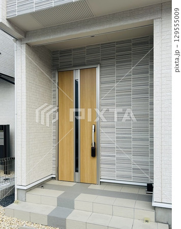 一戸建て住宅の玄関　入り口　袖壁 129555009