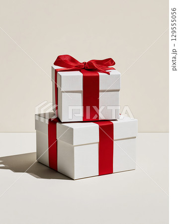 赤いリボンの白いプレゼント箱 129555056