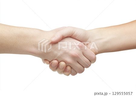 白背景のクローズアップ握手 129555057