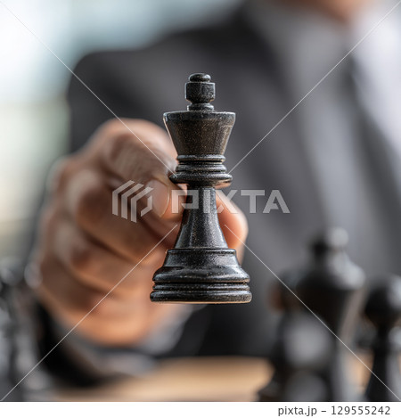 挑戦するビジネスマンの手元 挑戦するビジネスマンの手元 129555242