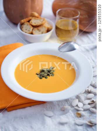 Autumn pumpkin soup 129555310