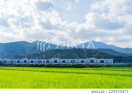 山の麓と田園風景と走る電車の風景 山の麓と田園風景と走る電車の風景 129555471