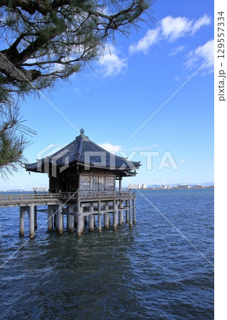 滋賀県琵琶湖　堅田の浮御堂とその風景 129557334