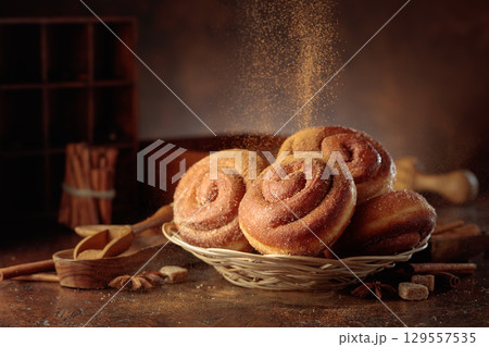 Swedish cinnamon buns are sprinkled with cinnamon powder. Swedish cinnamon buns are sprinkled with cinnamon powder. 129557535