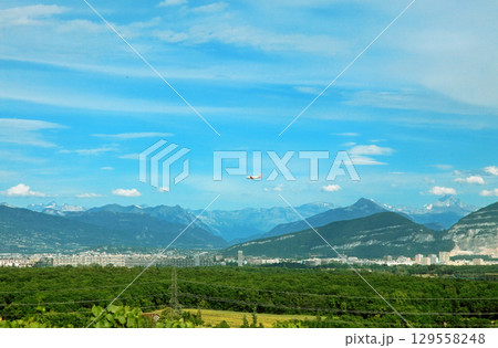 The plane is approaching the Geneva airport for landing. The plane is approaching the Geneva airport for landing. 129558248