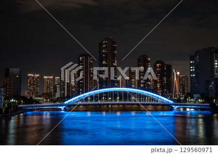 [東京都]隅田川大橋から見た永代橋・月島の夜景 129560971