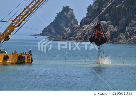 港湾工事　離岸堤老朽化対策工事　ガット船で基礎捨石投入 129561312