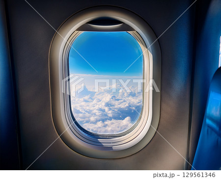 飛行機の窓から見える青空と雲 飛行機の窓から見える青空と雲 129561346