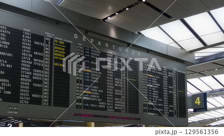 シンガポール・チャンギ国際空港の出発案内板 / Changi Airport, Singapore 129561356