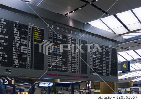 シンガポール・チャンギ国際空港の出発案内板 / Changi Airport, Singapore シンガポール・チャンギ国際空港の出発案内板 / Changi Airport, Singapore 129561357