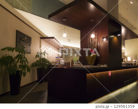 国際空港のラウンジ 129561359