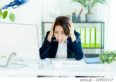 オフィスで働くビジネスウーマン 129561517