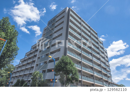 高層マンションとさわさかな青空 129562110