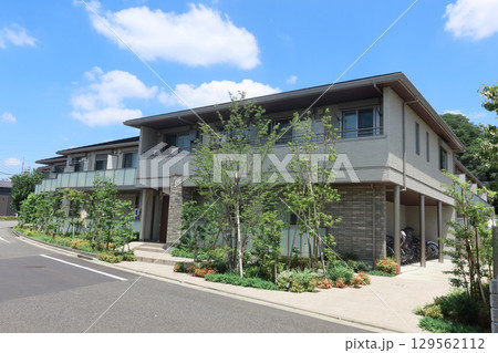 低層マンションとさわさかな青空 129562112