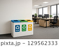 オフィスに設置されたリサイクルボックス 129562333