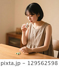 薬のボトルの中を確認する日本人女性 129562598