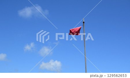 海辺の赤い旗 129562653