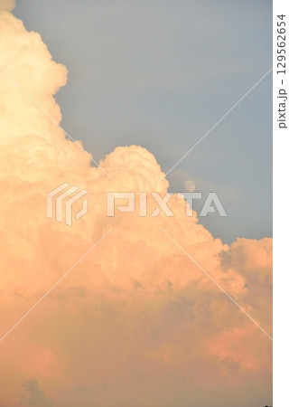 夏の夕空を覆う大きな積乱雲 129562654